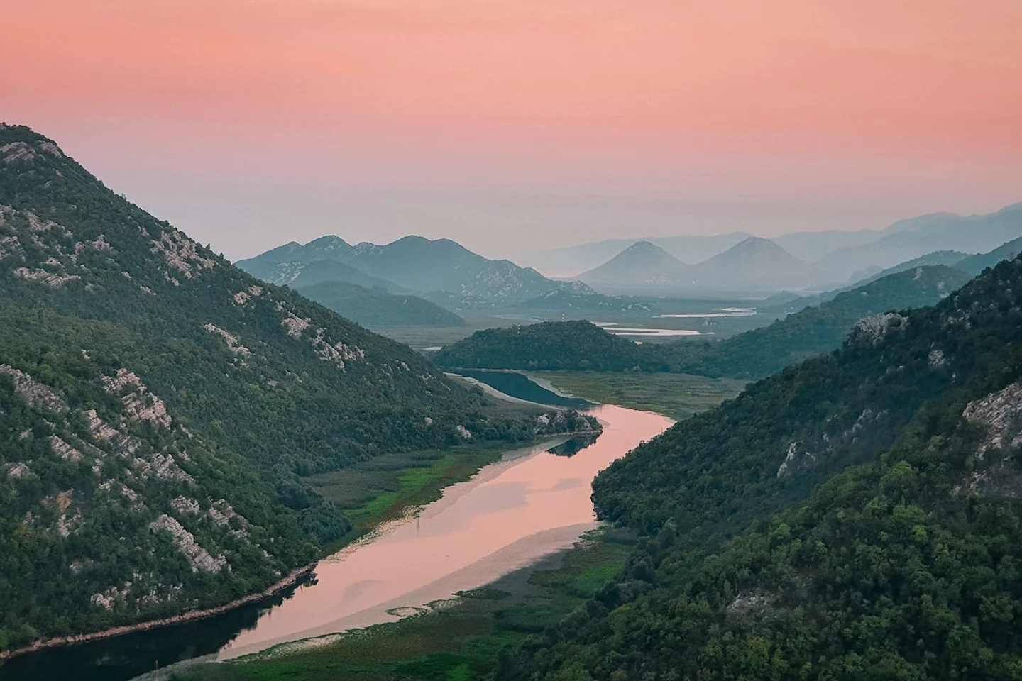 Flussschleife am Skadar-See im rosafarbenen Abendlicht