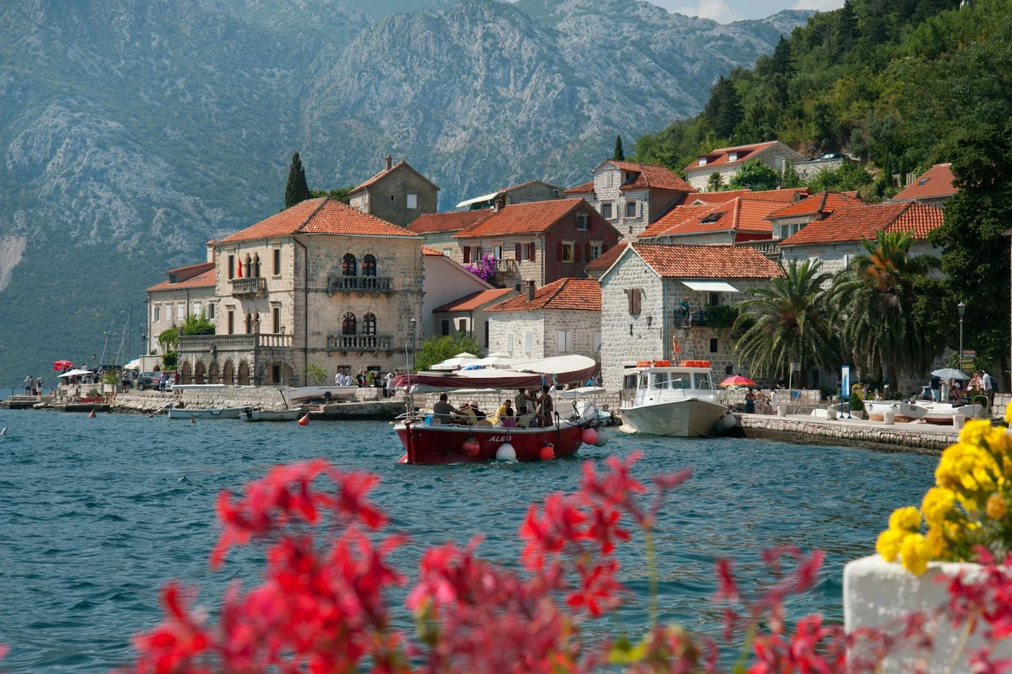 Steinhäuser von Perast an der Bucht von Kotor mit Booten
