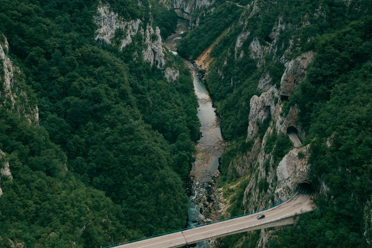 Straßenbrücke über die tiefe Piva-Schlucht