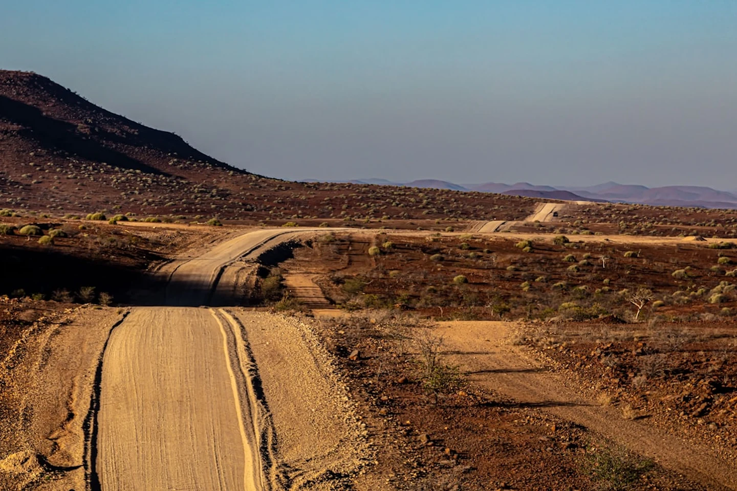 Endlose Schotterstraße durch das Damaraland