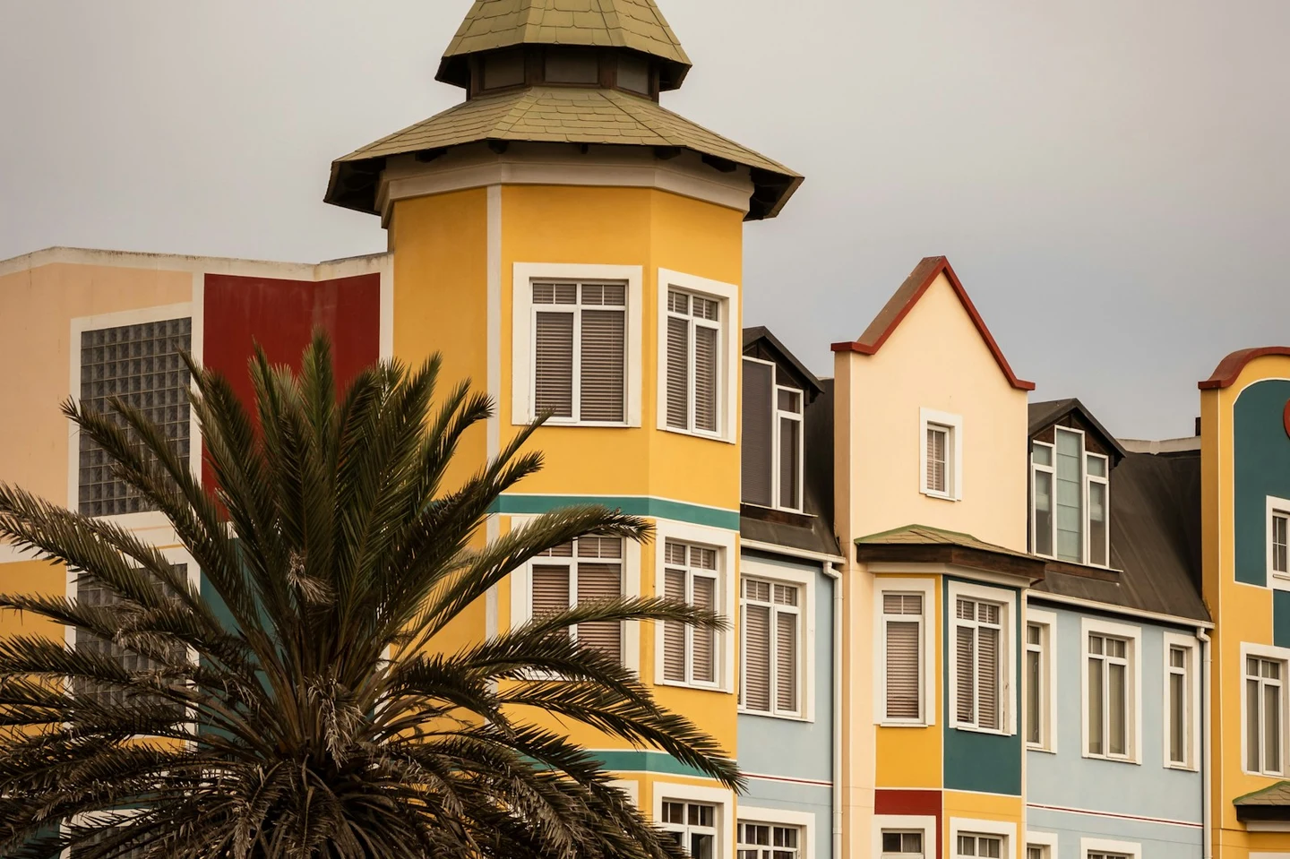 Bunte Kolonialarchitektur mit Palme in Swakopmund