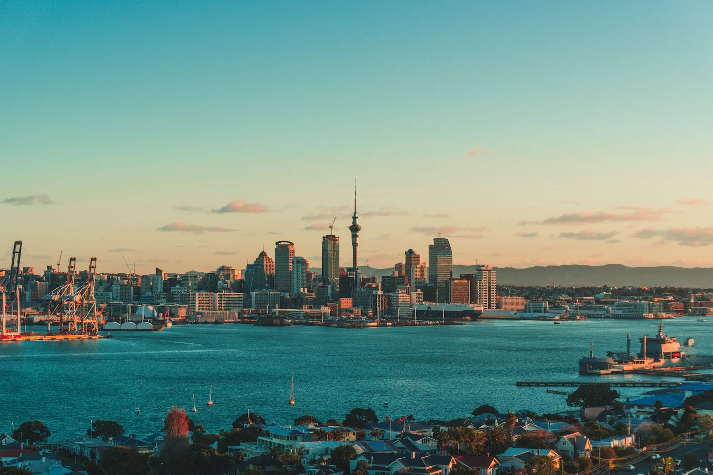 Skyline von Auckland mit Sky Tower im Abendlicht