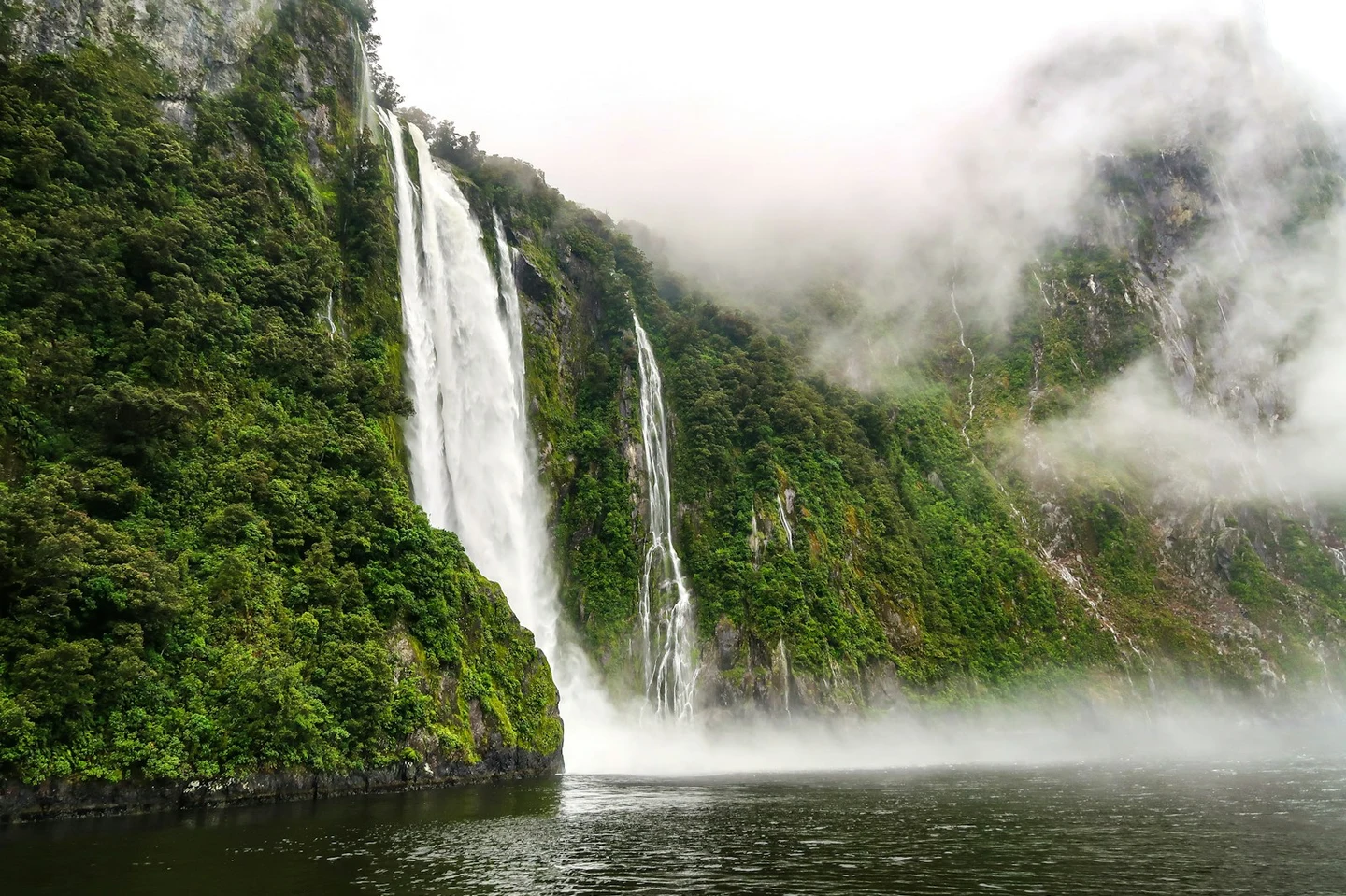 Stirling Falls stürzen im Milford Sound aus Nebelwänden