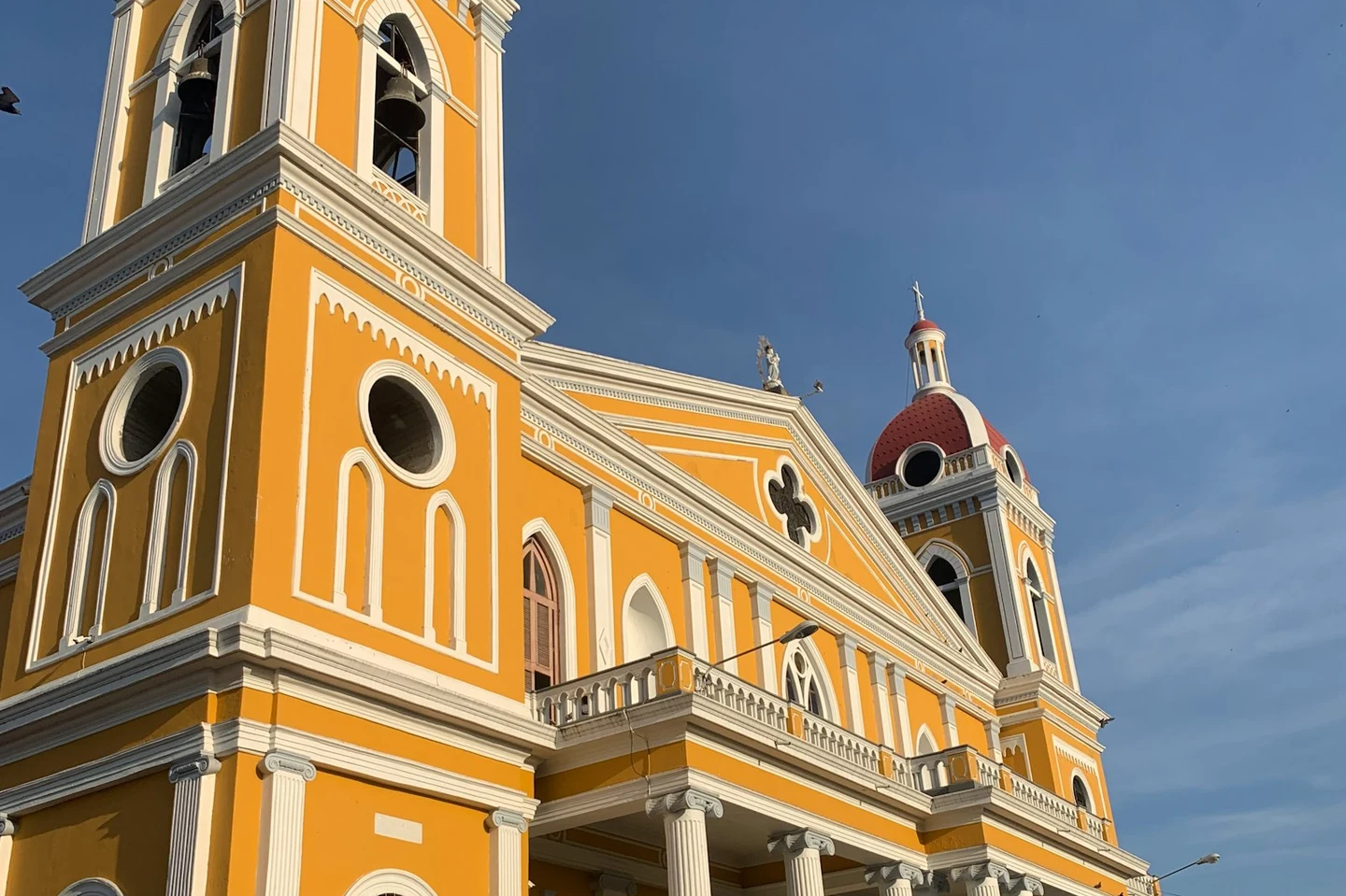 Die gelbe Kathedrale von Granada im Abendlicht