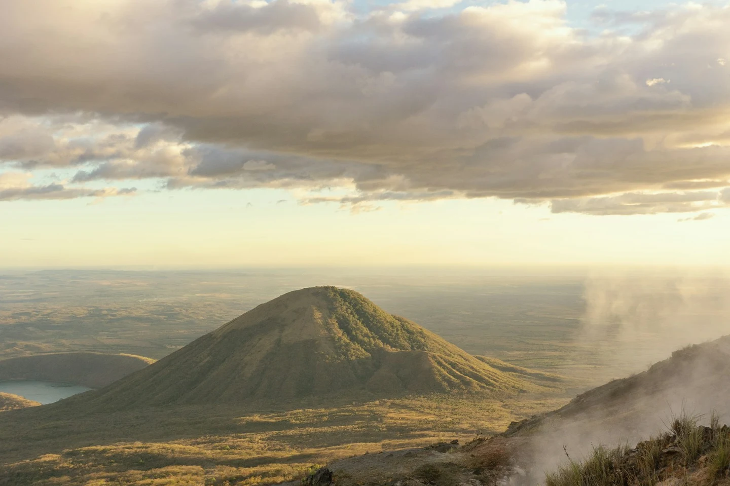 Blick über die Vulkankette Nicaraguas im Abendlicht