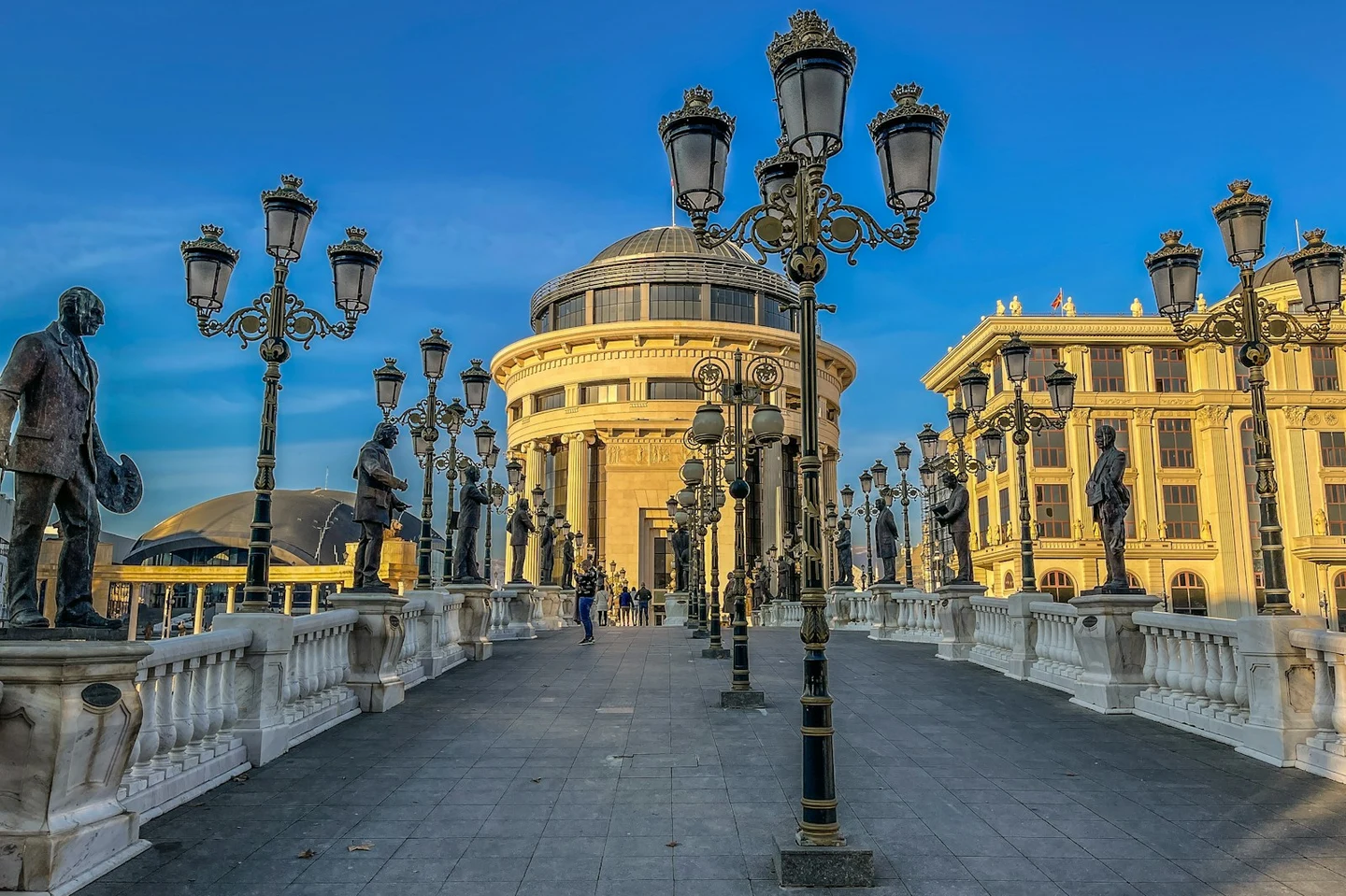 Kunstbrücke in Skopje mit Statuen und Laternen