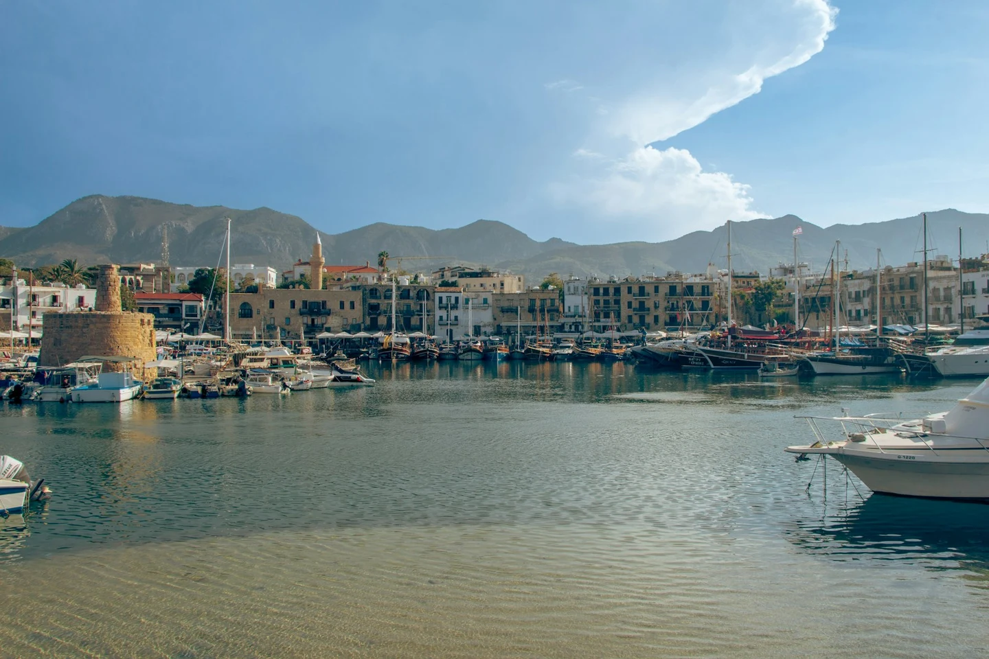 Der alte Hafen von Girne mit Festung, Booten und Bergkulisse
