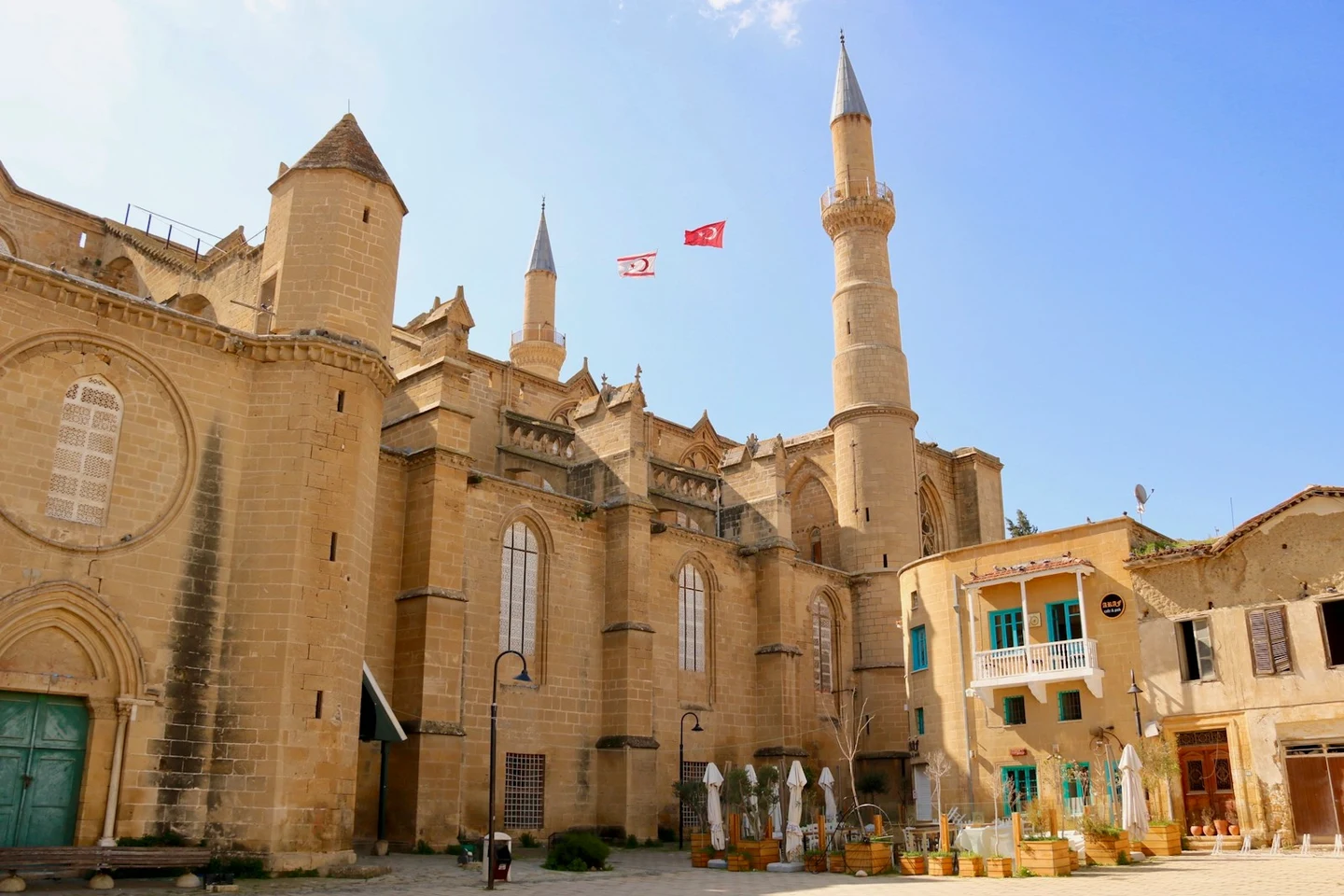 Die Selimiye-Moschee in der Altstadt von Nord-Nikosia mit Cafés davor