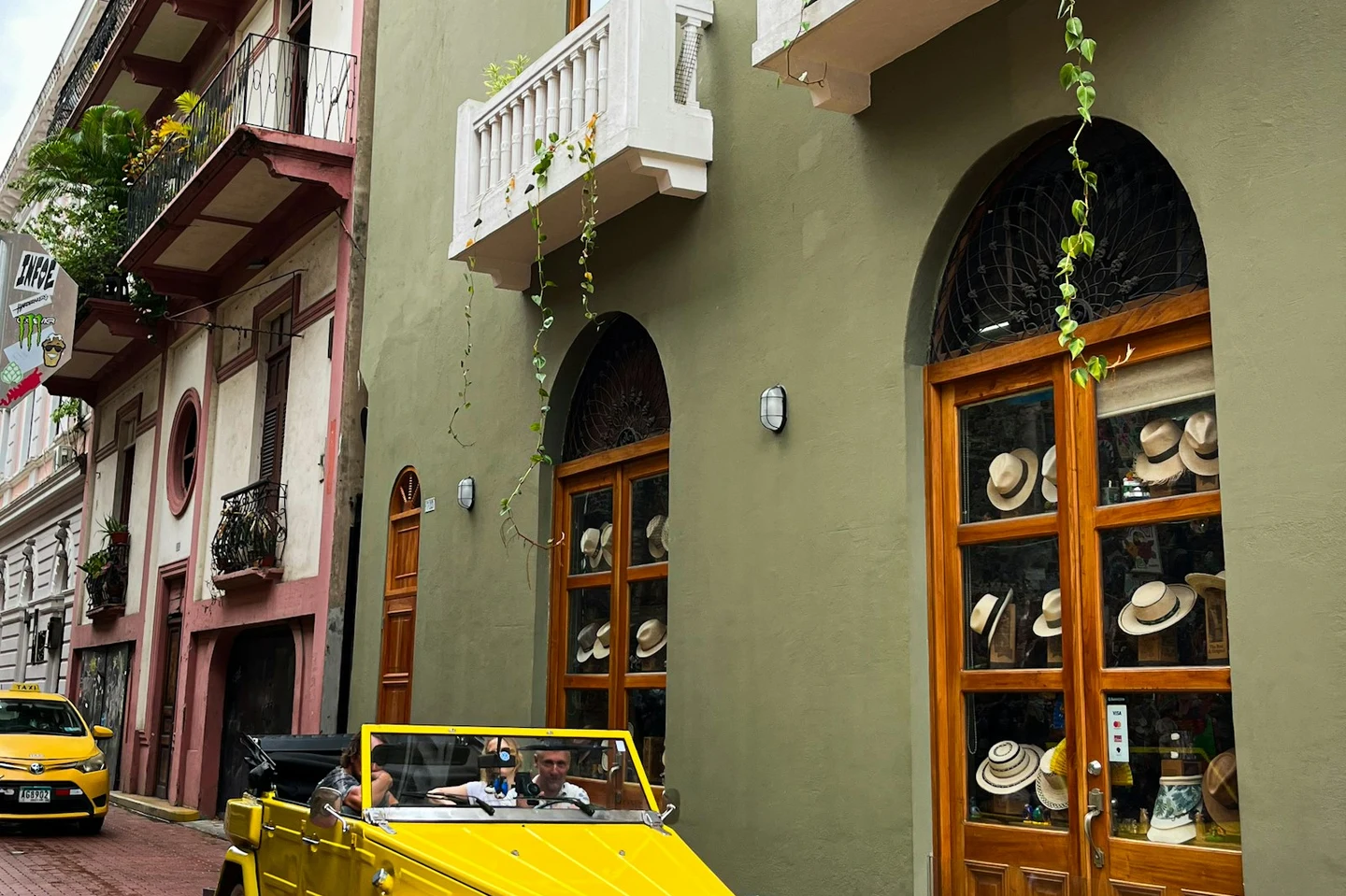 Gasse im Casco Viejo von Panama-Stadt mit gelbem Oldtimer