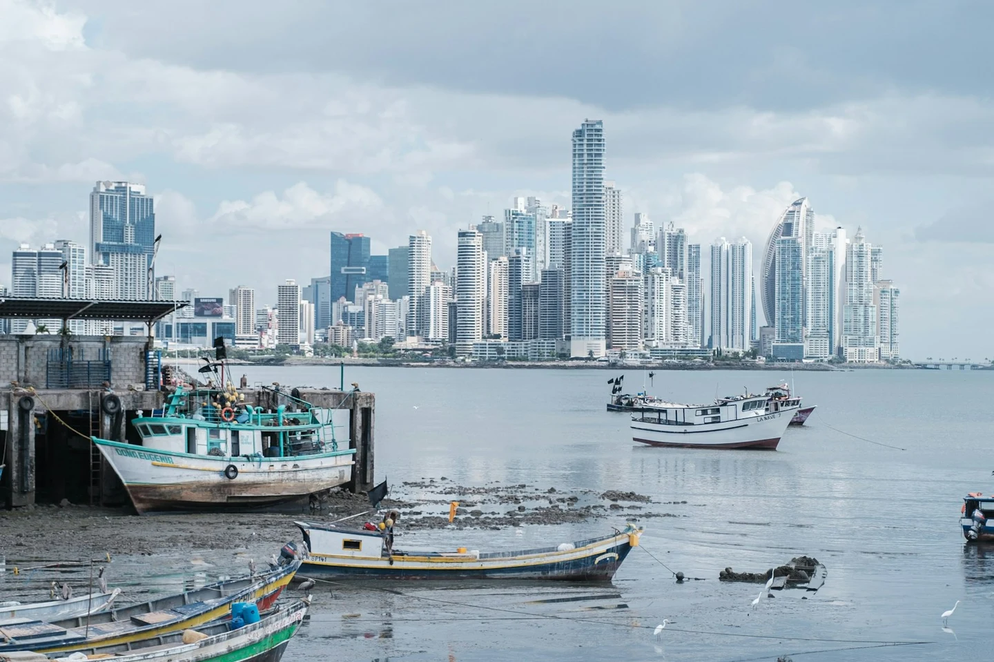 Fischerboote vor der Skyline von Panama-Stadt