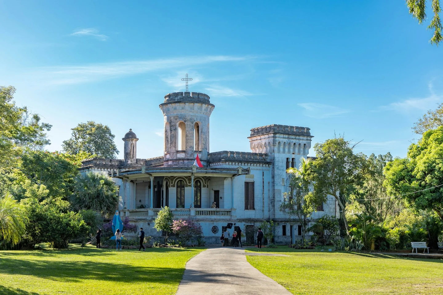 Historisches Castillo mit Türmen und tropischem Garten in Paraguay