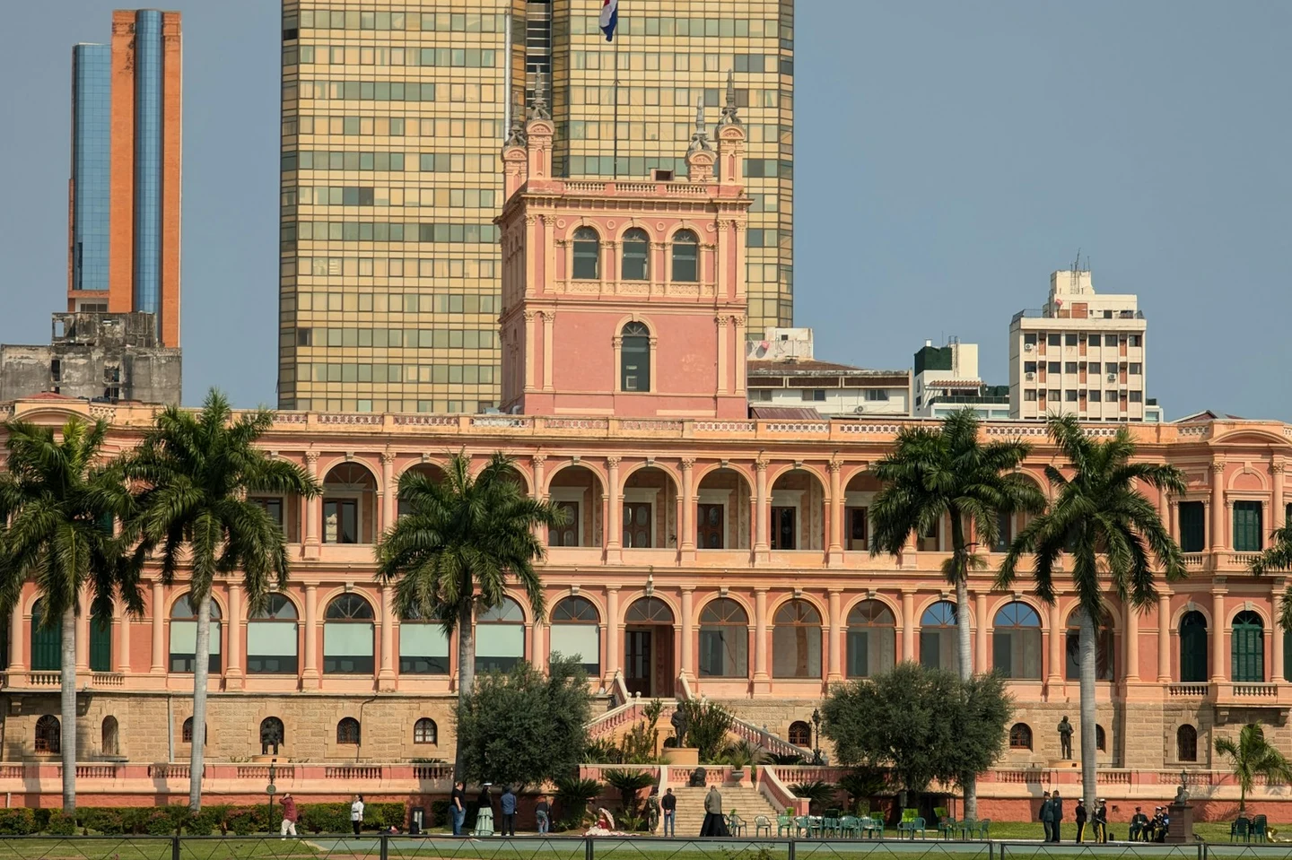 Der Palacio de Lopez in Asuncion mit paraguayischer Flagge
