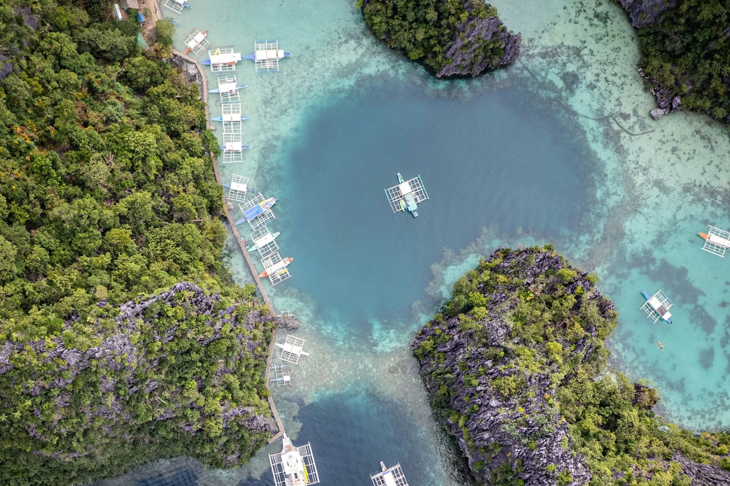 Luftaufnahme der Lagunen von Coron mit Bangka-Booten