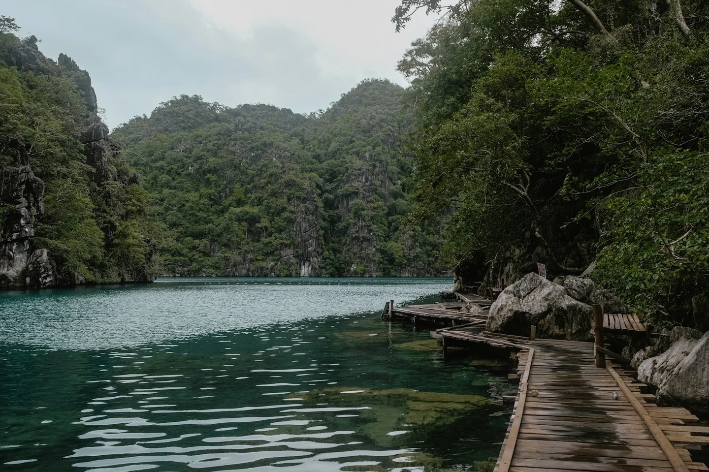 Holzsteg am Kayangan Lake zwischen Kalksteinfelsen