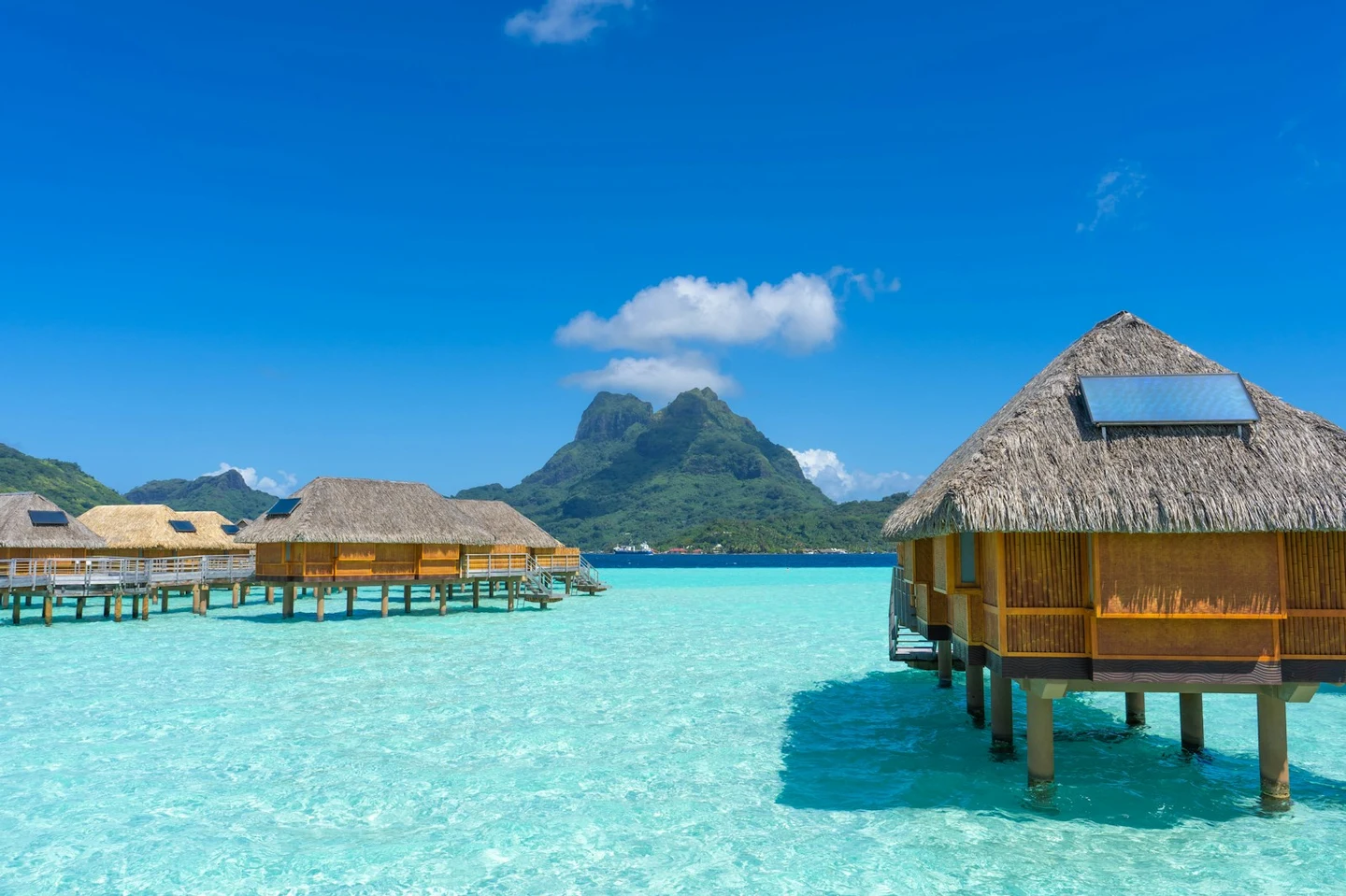 Überwasserbungalows vor dem Mount Otemanu auf Bora Bora