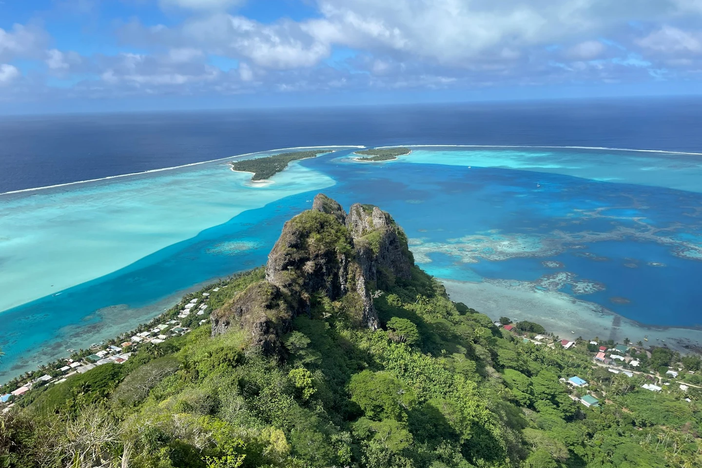 Blick vom Gipfel des Maupiti über Lagune und Motus