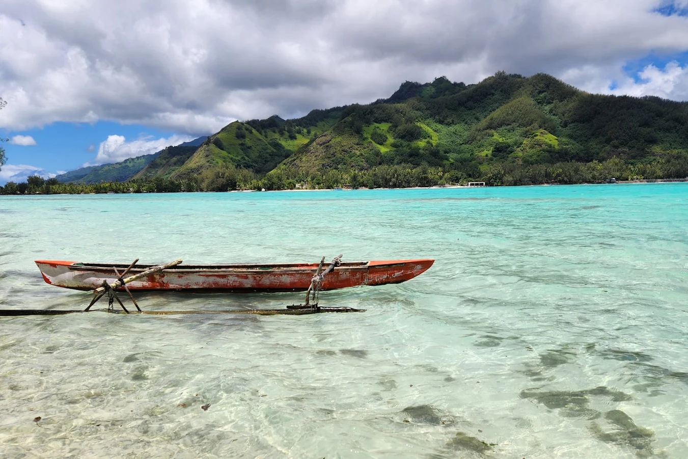 Traditionelles Auslegerkanu in der Lagune von Moorea