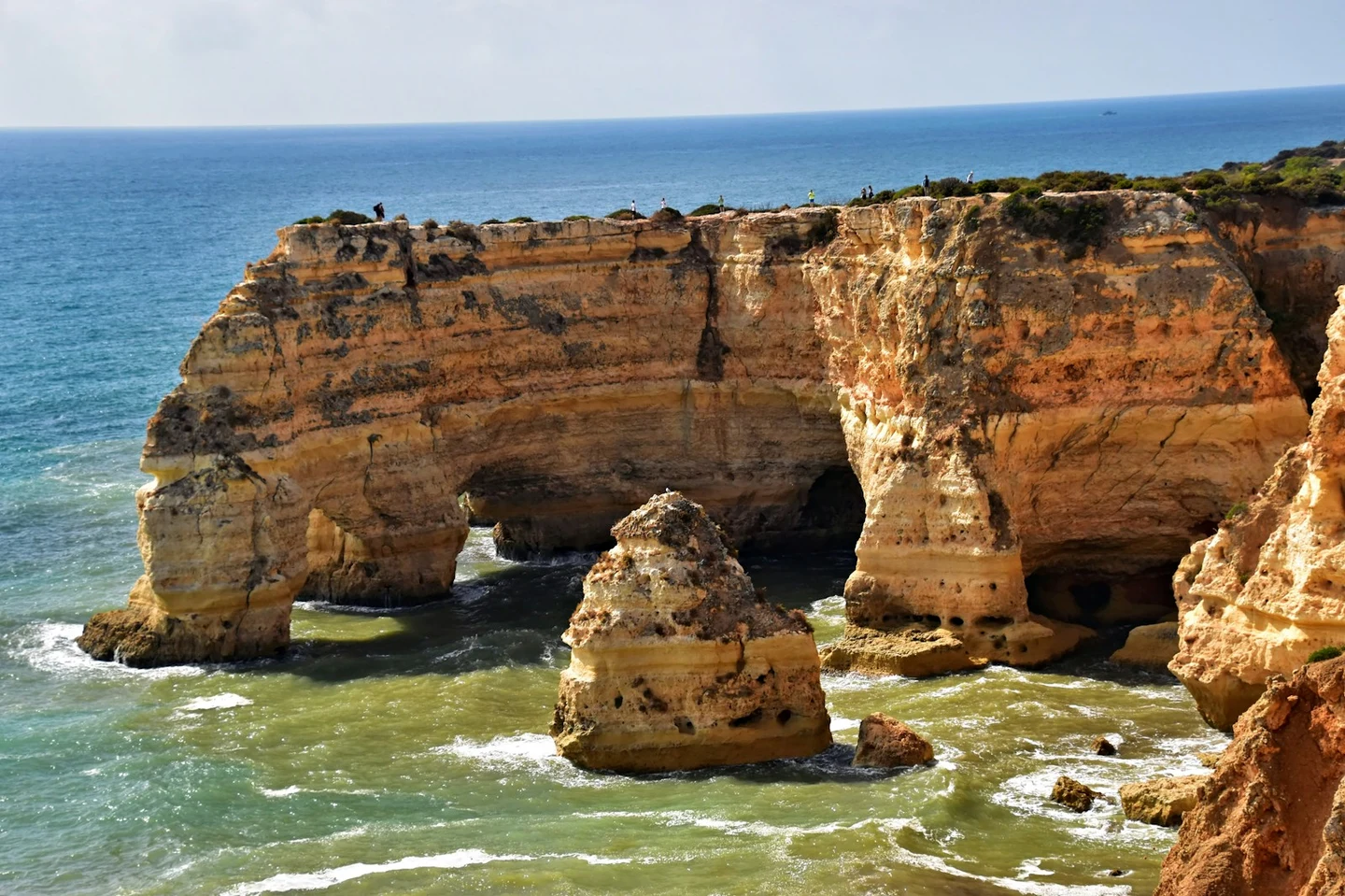Felsbögen der Praia da Marinha an der Algarve
