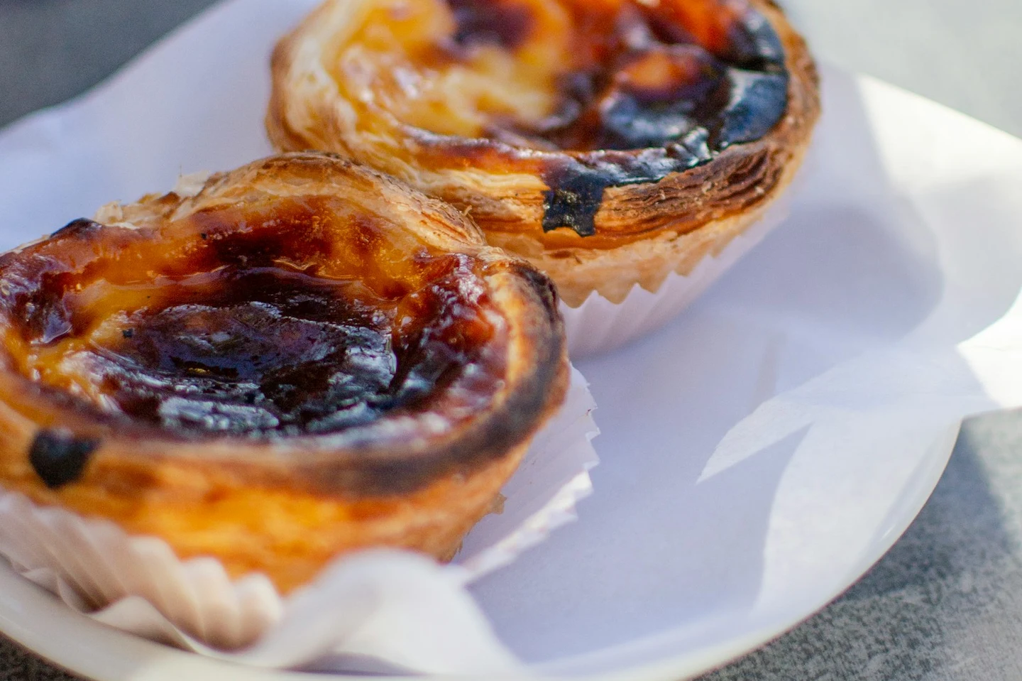 Zwei Pastéis de Nata auf einem Teller