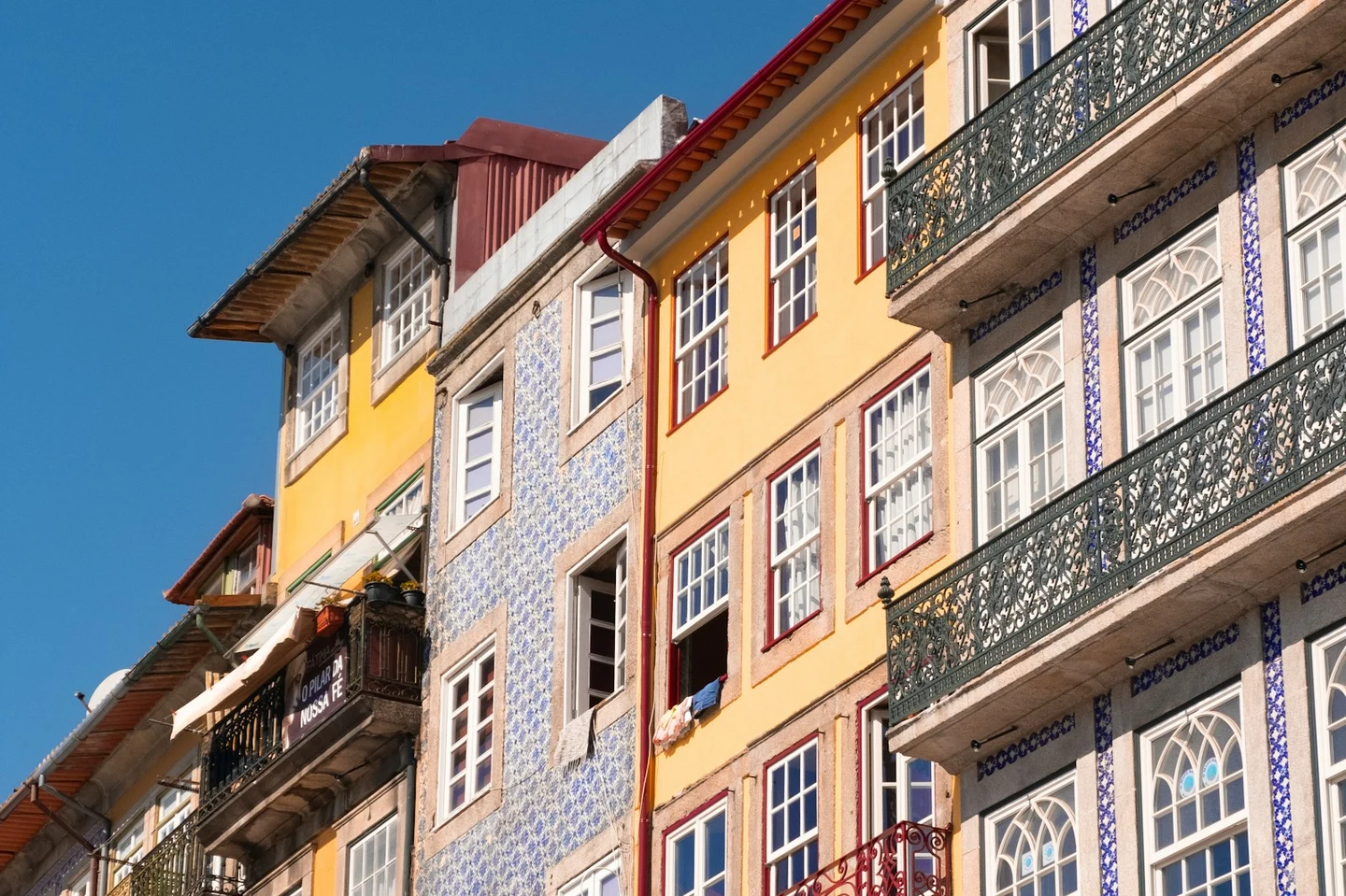 Azulejo-Fassaden mit schmiedeeisernen Balkonen in der Ribeira von Porto
