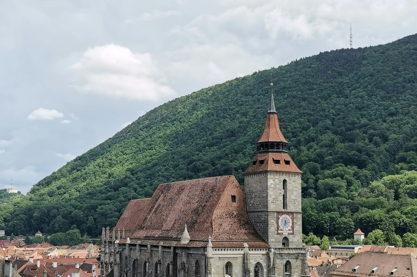 Die Schwarze Kirche in Brașov vor bewaldetem Berg
