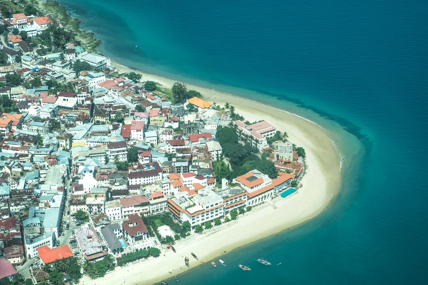 Stone Town aus der Luft mit Strandbogen und türkisfarbenem Meer