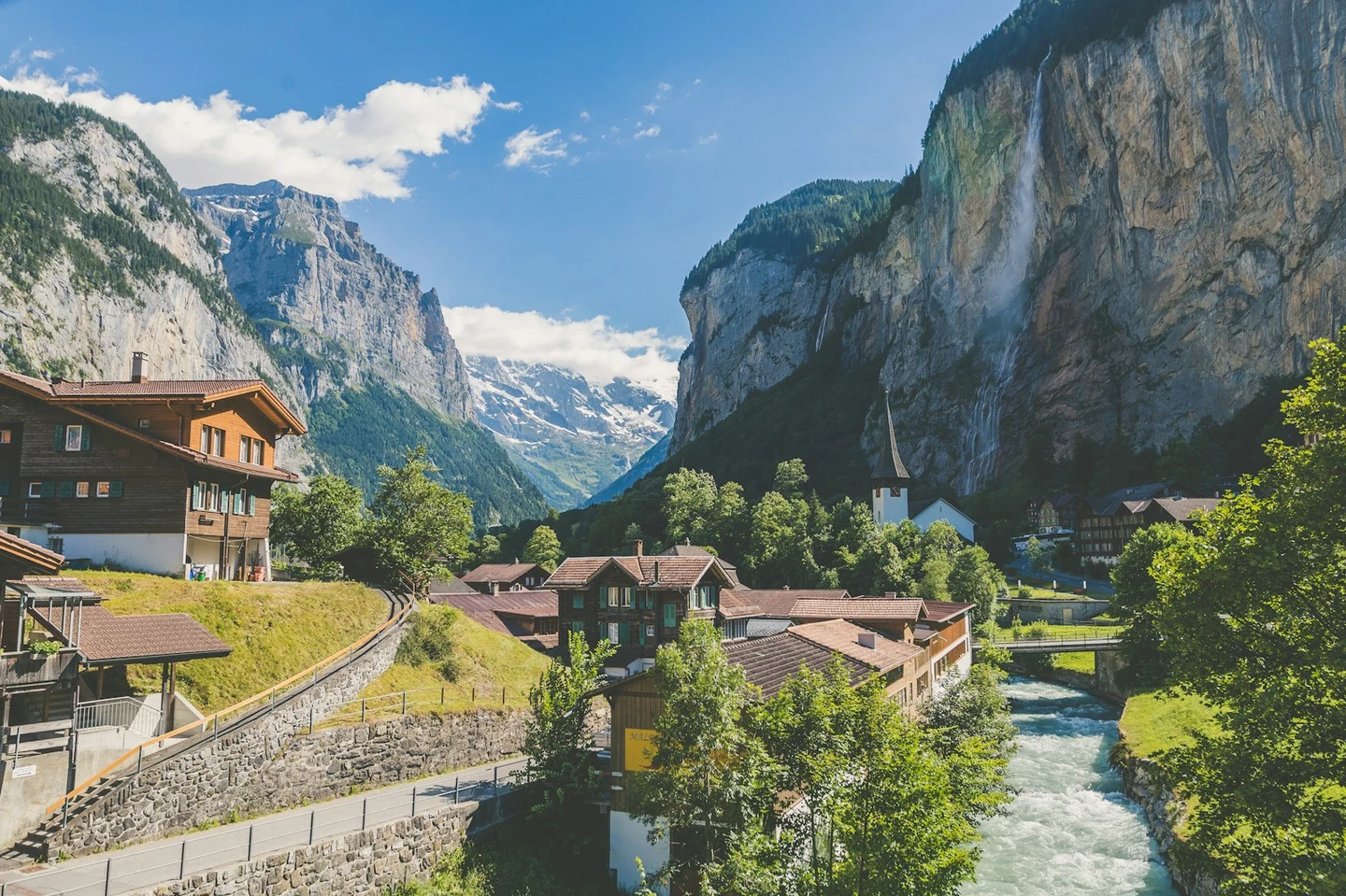 Das Lauterbrunnental mit Wasserfall und Chalets