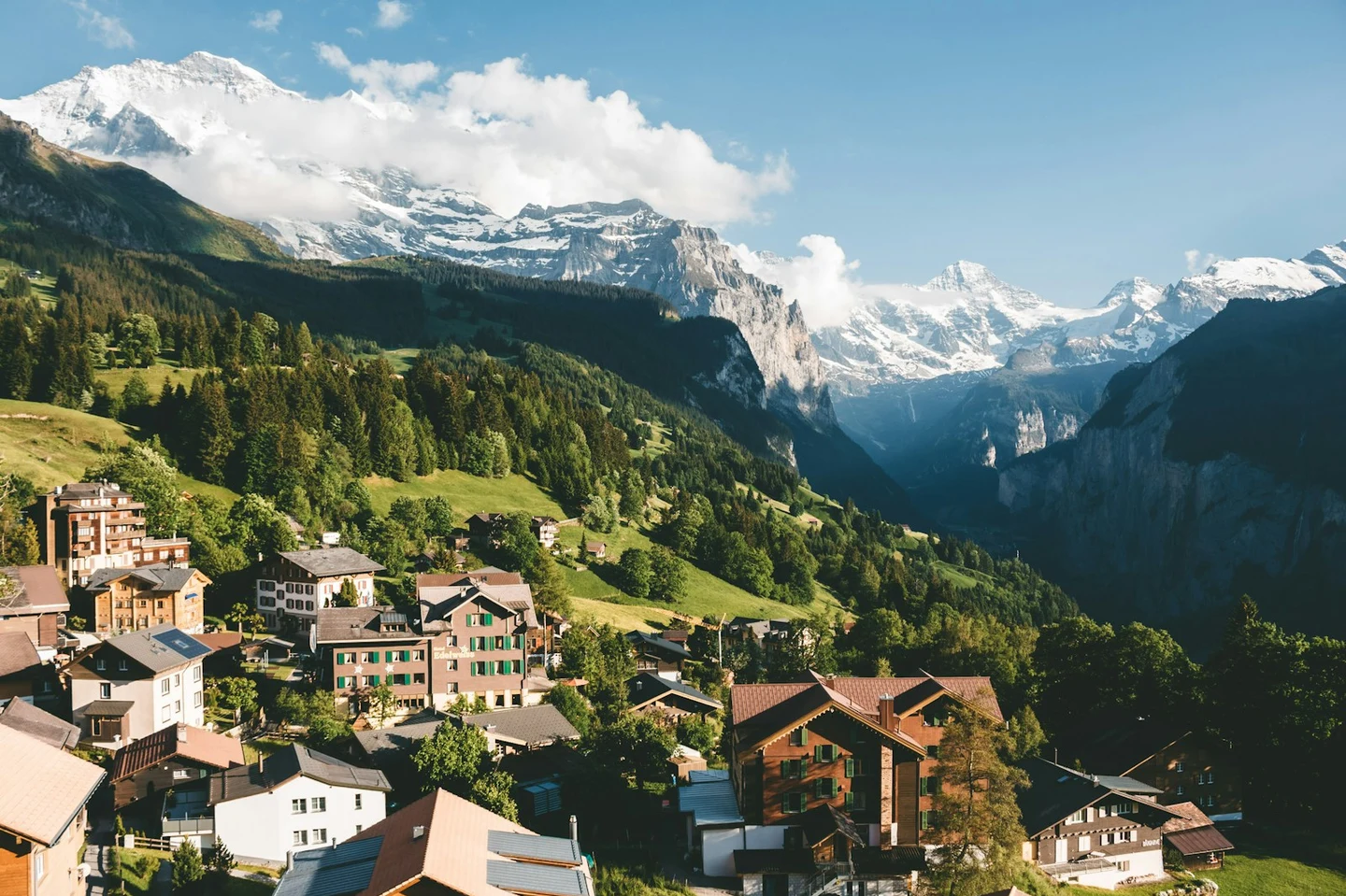 Bergdorf Wengen mit Chalets vor der Jungfrau-Bergkulisse