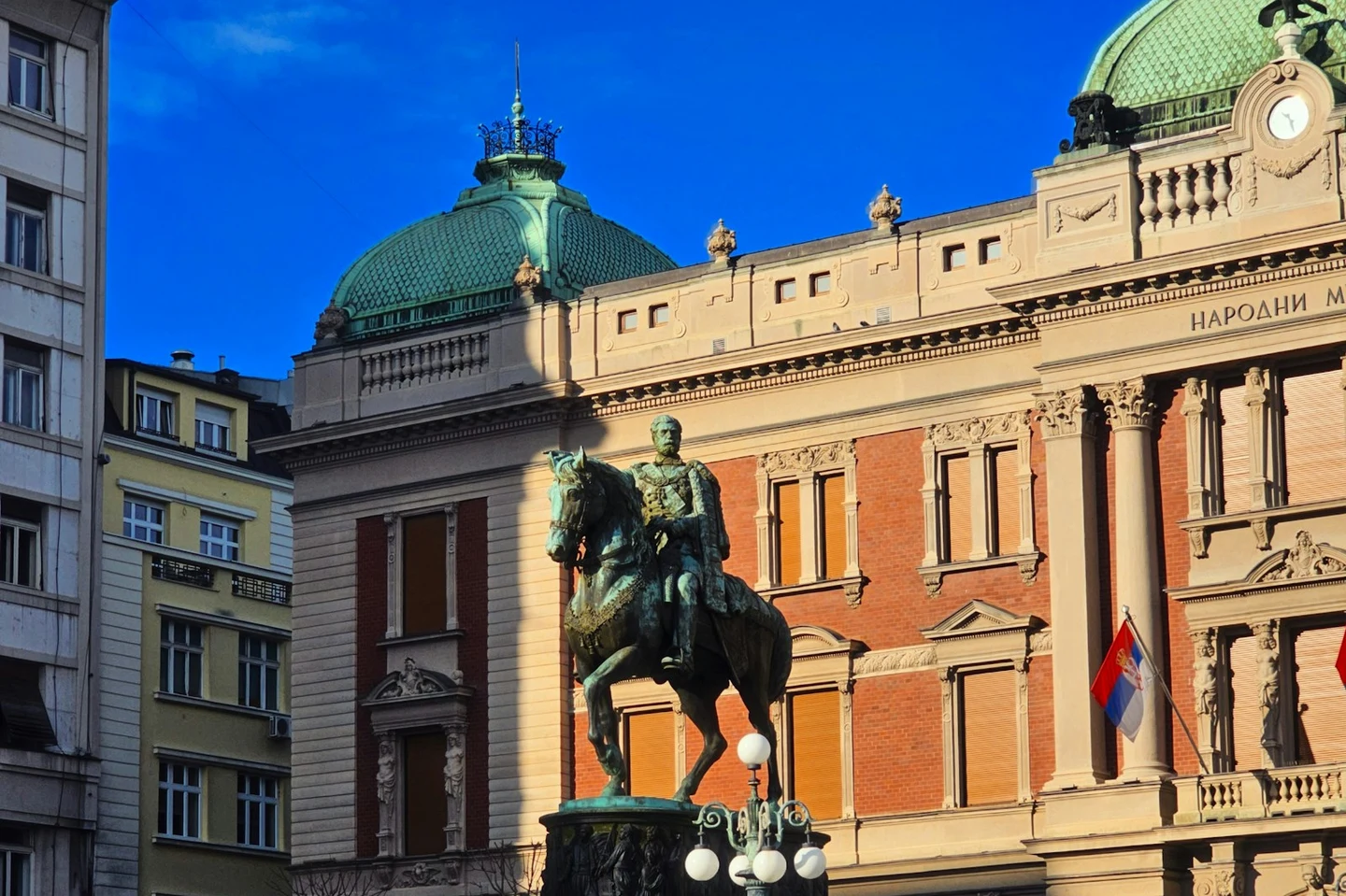 Nationalmuseum und Fürst-Michael-Denkmal am Platz der Republik in Belgrad