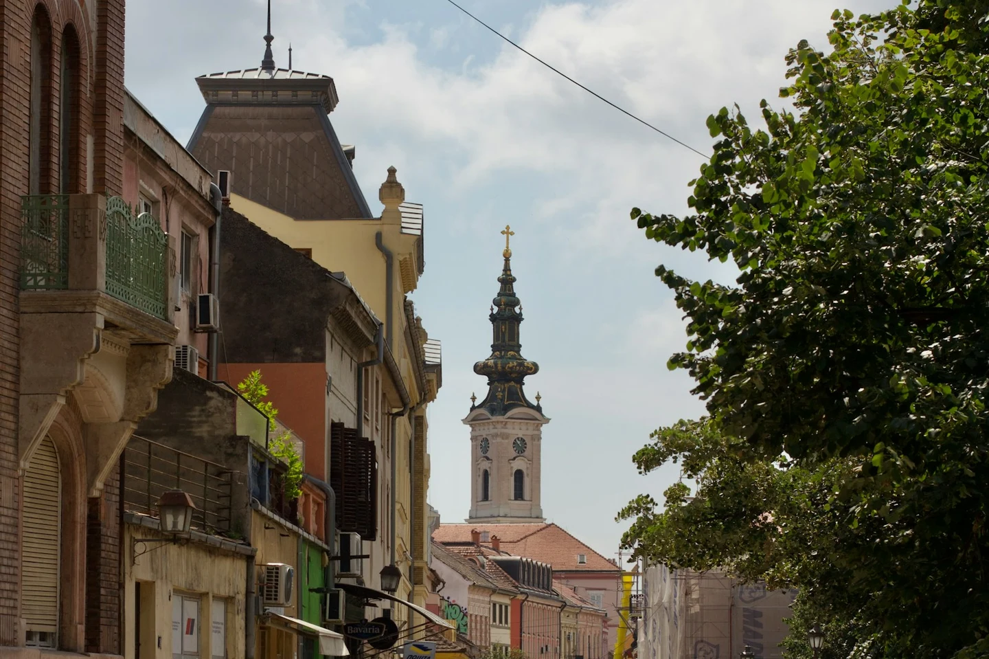 Straße in Novi Sad mit Blick auf den Turm der Bischofskirche