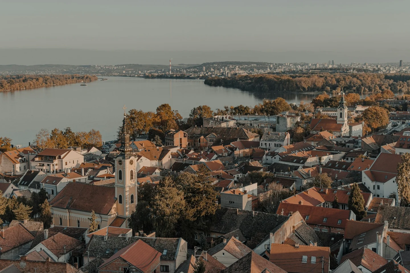 Die Dächer von Zemun mit Blick über die Donau auf Belgrad