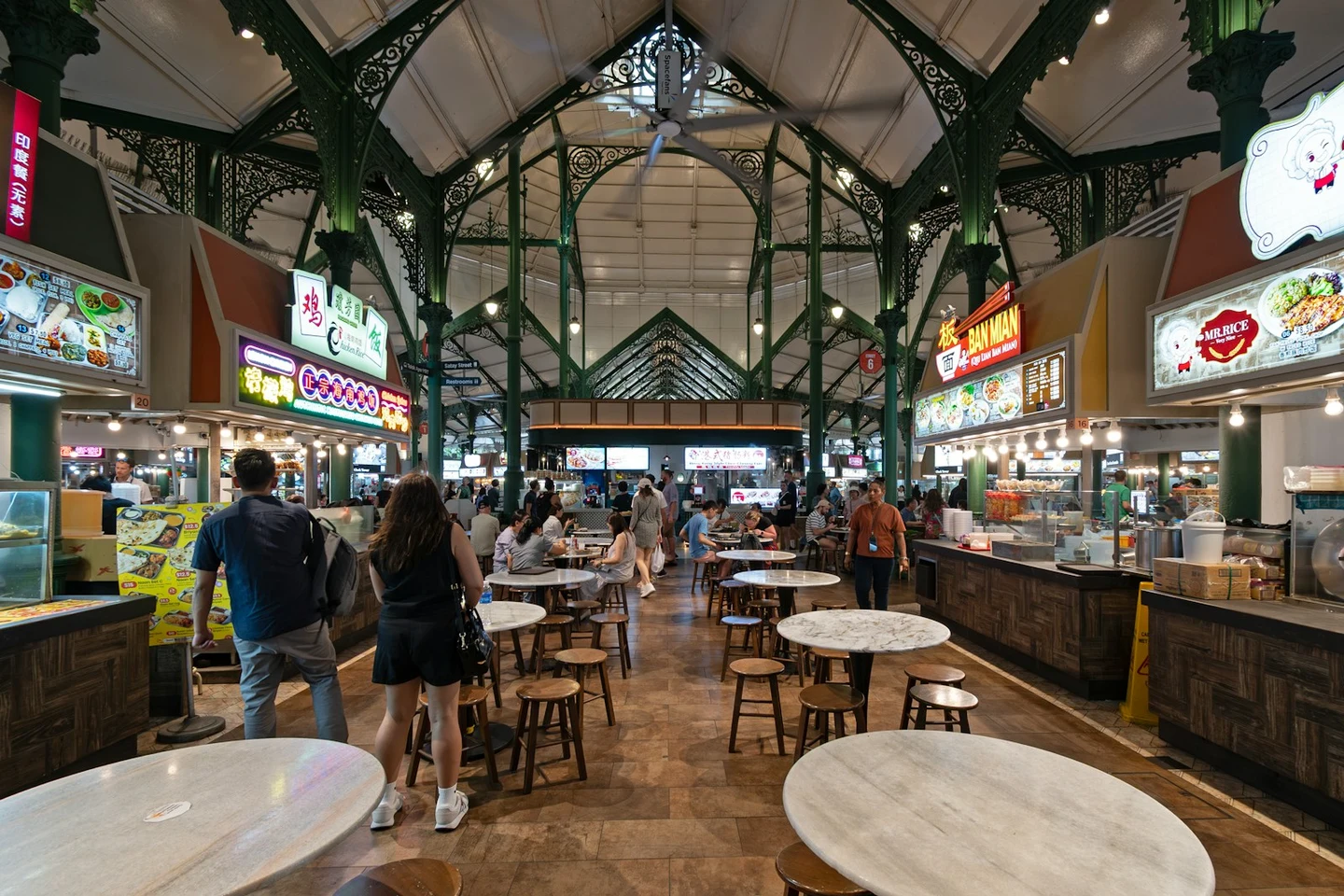 Menschen an Ständen in einem Hawker Centre in Singapur