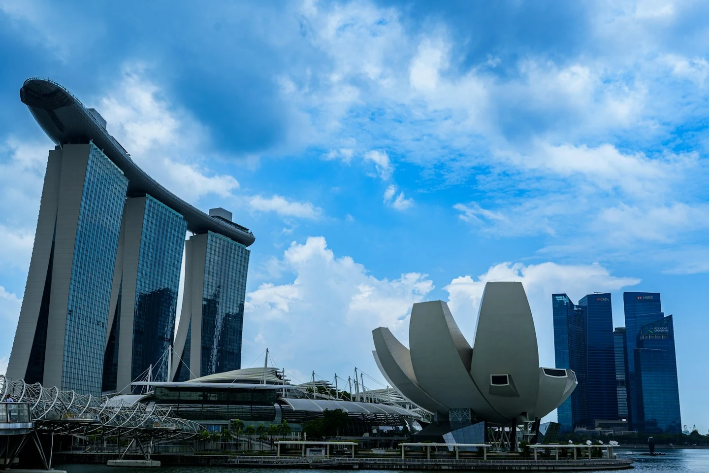 Uferpromenade an der Marina Bay in Singapur mit Skyline