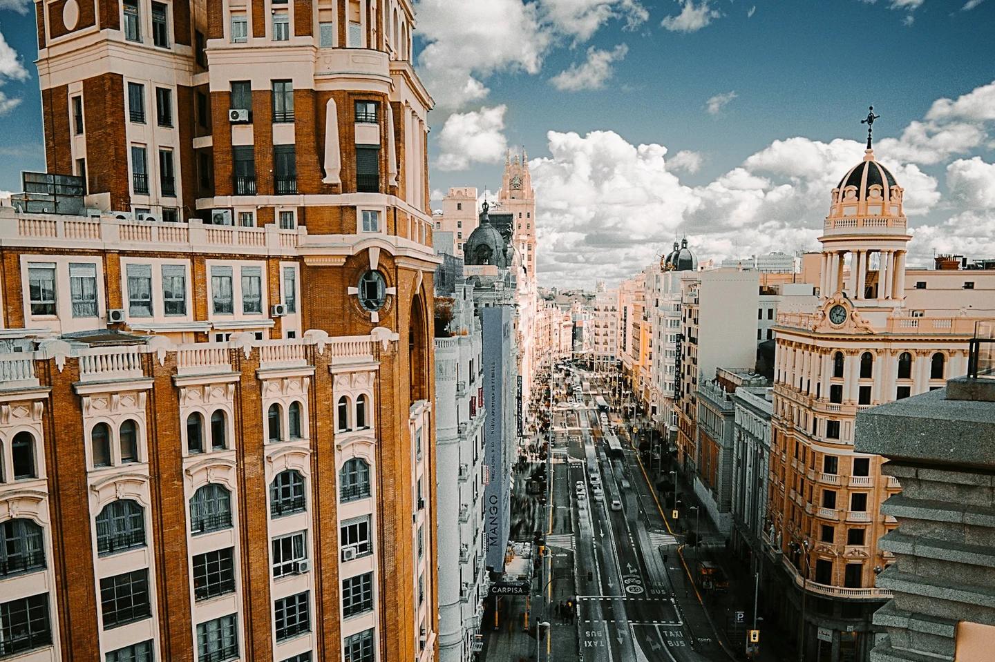 Blick von oben auf die Gran Vía in Madrid