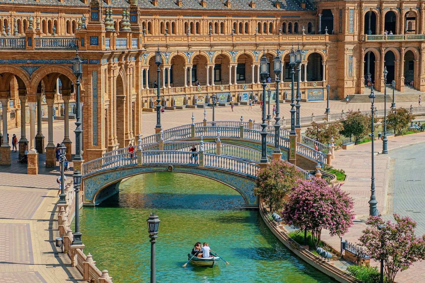 Die Plaza de España in Sevilla mit Kanal und Brücke