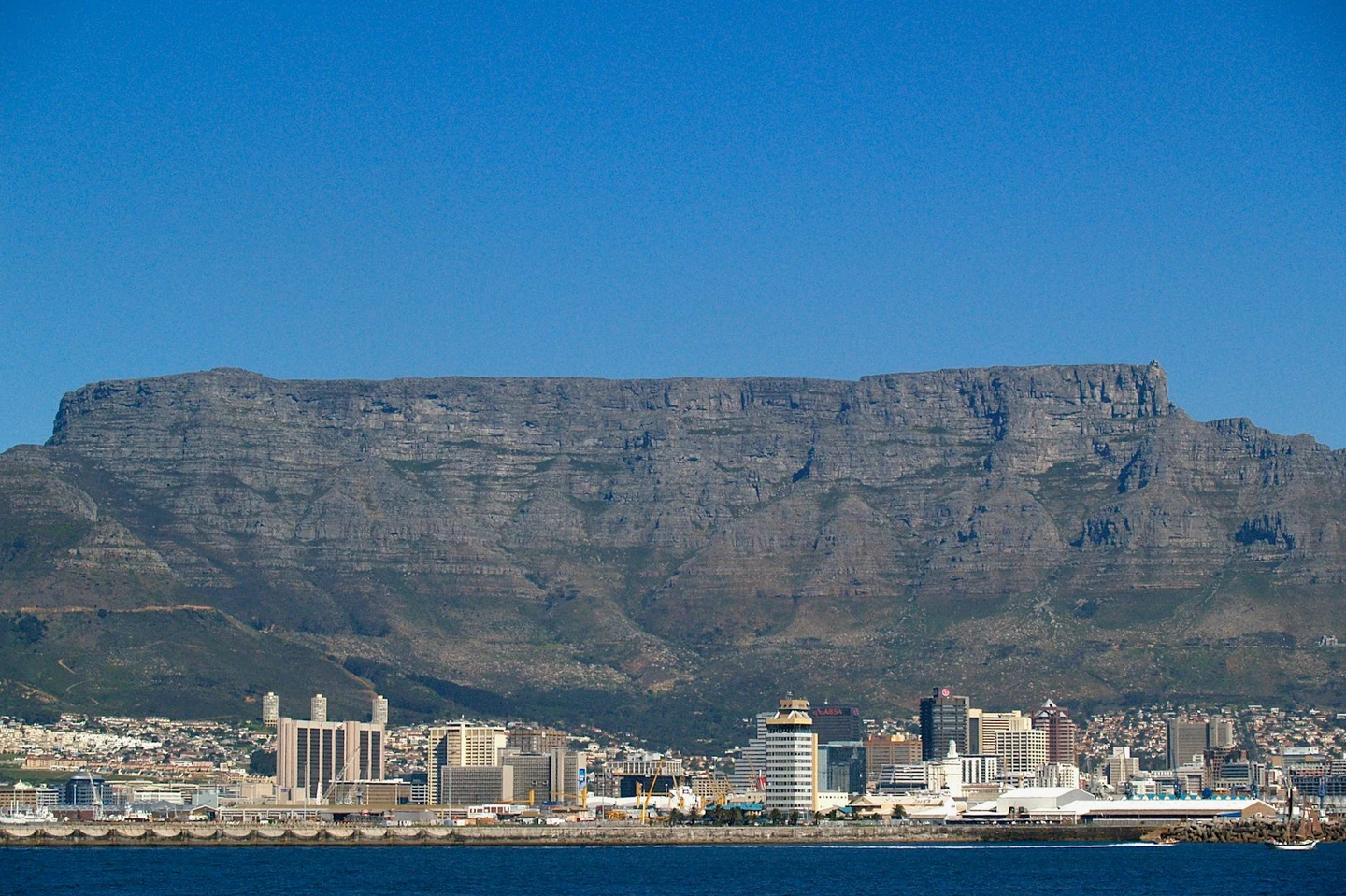 Der Tafelberg über der City Bowl von Kapstadt, vom Meer aus gesehen