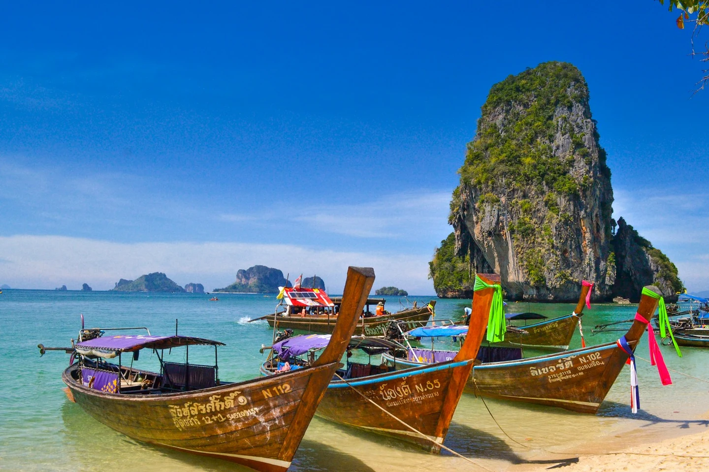 Longtail-Boote vor dem Kalksteinfelsen am Railay Beach