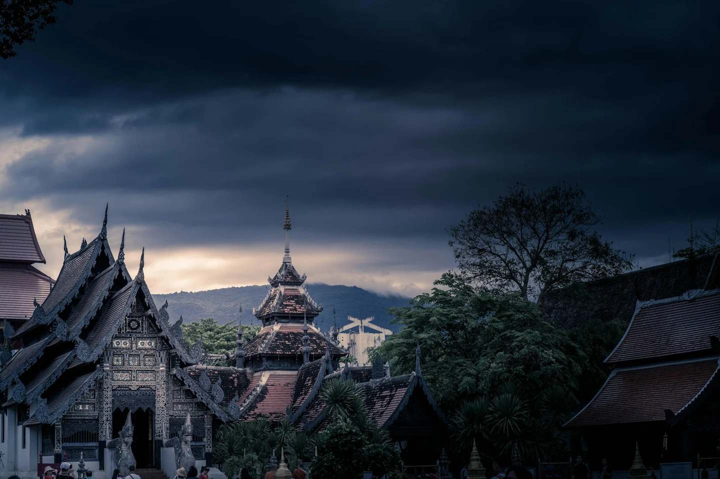 Tempelanlage in Chiang Mai unter dramatischen Monsunwolken