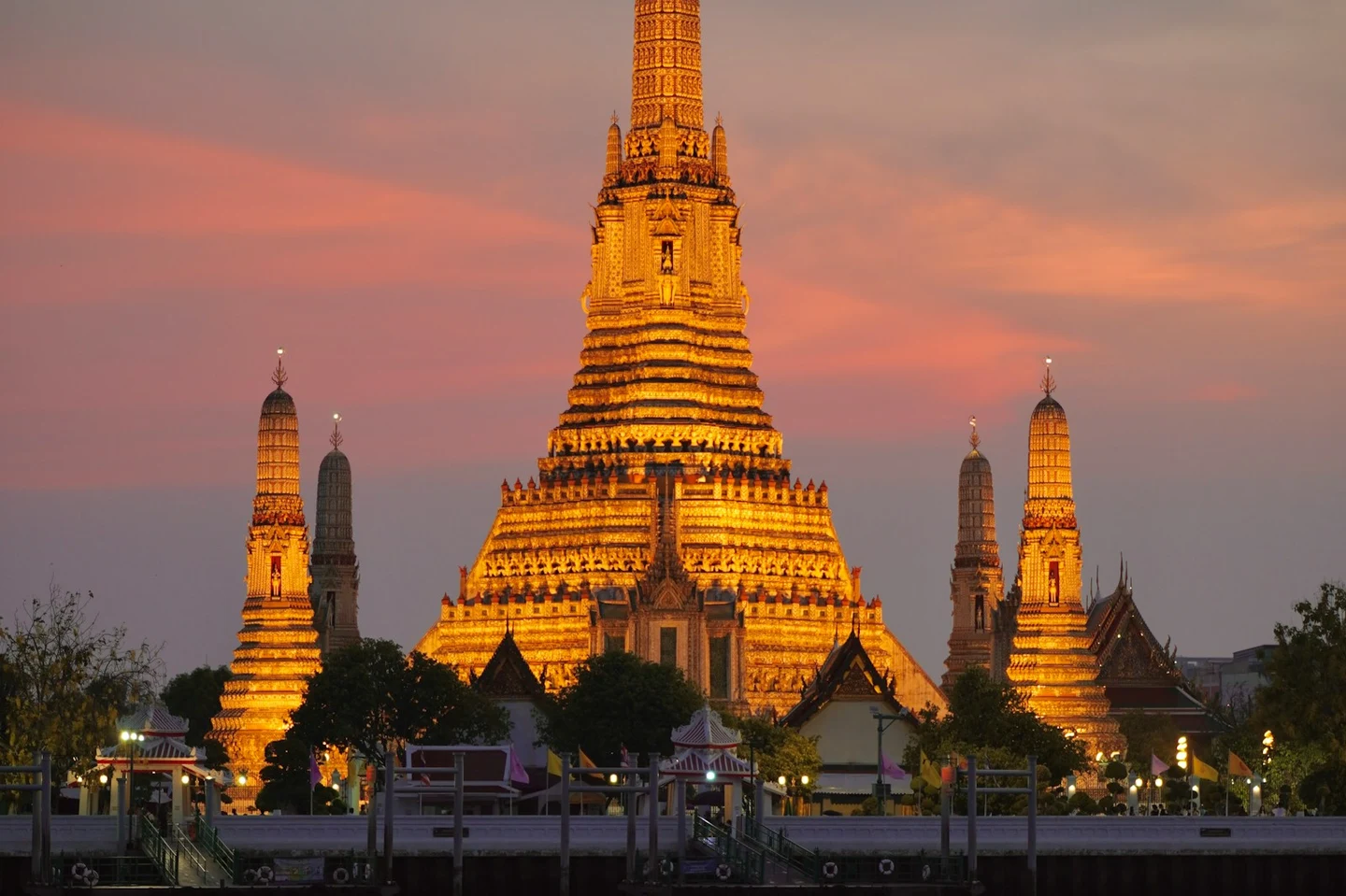 Wat Arun in Bangkok im Abendlicht am Chao Phraya