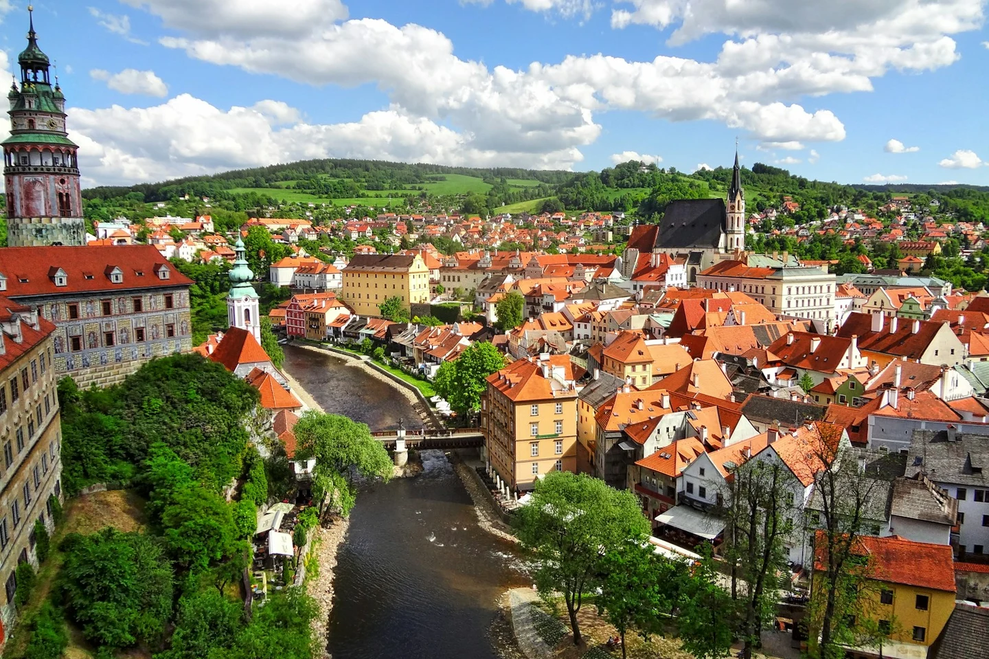 Die Altstadt von Cesky Krumlov in der Moldauschleife von oben