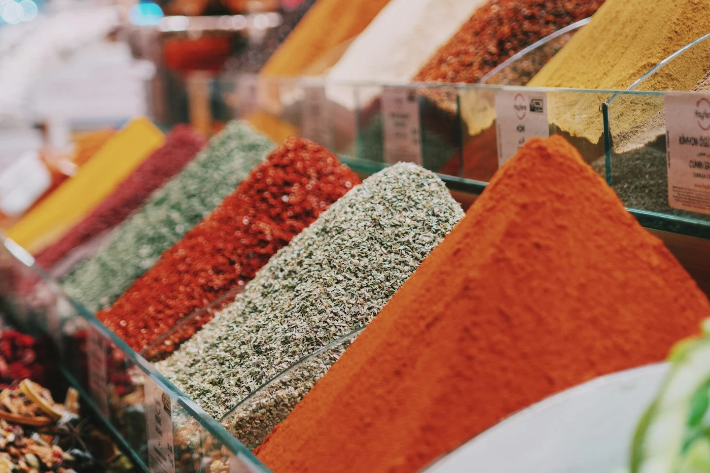 Gewürzstände mit bunten Pyramiden aus Paprika, Sumach und Kräutern auf einem türkischen Basar