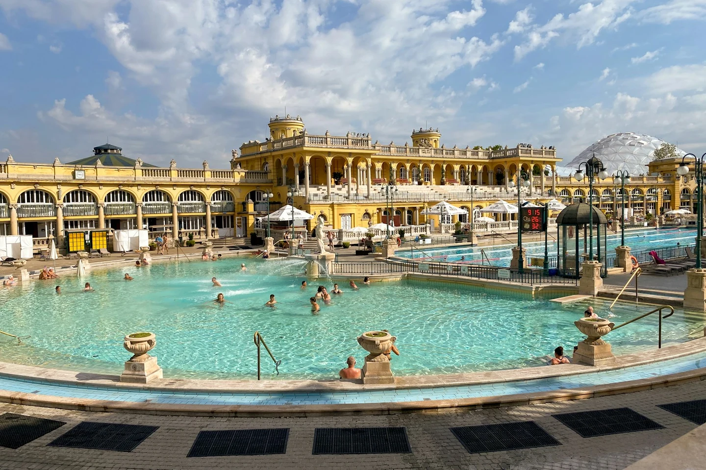Außenbecken des Széchenyi-Thermalbads in Budapest