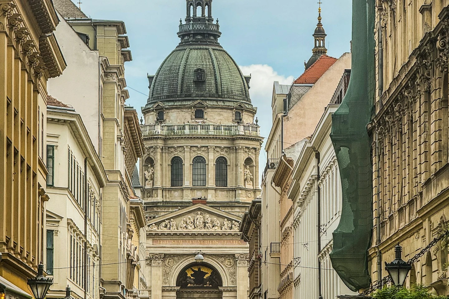 Blick durch die Zrínyi utca auf die St.-Stephans-Basilika in Budapest