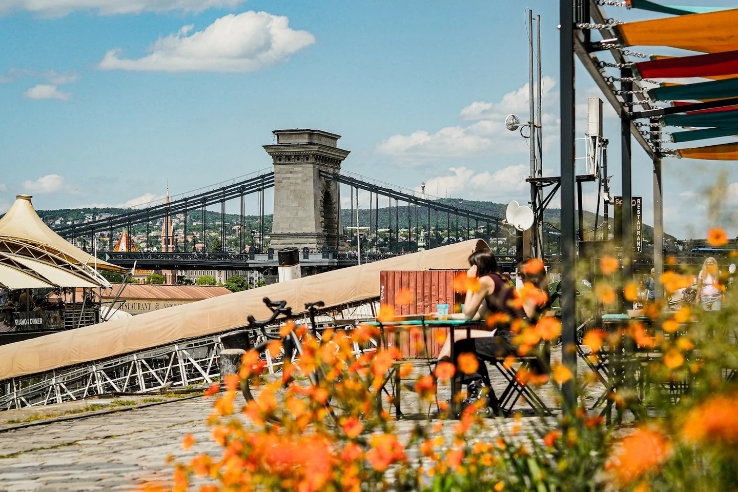 Uferterrasse mit Blumen vor der Kettenbrücke in Budapest