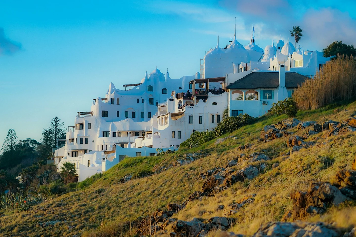 Die weiße Villenlandschaft Casapueblo an der Küste bei Punta Ballena