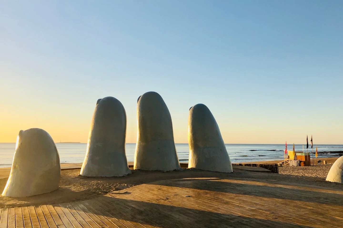 La Mano, die Handskulptur im Sand von Punta del Este bei Sonnenaufgang