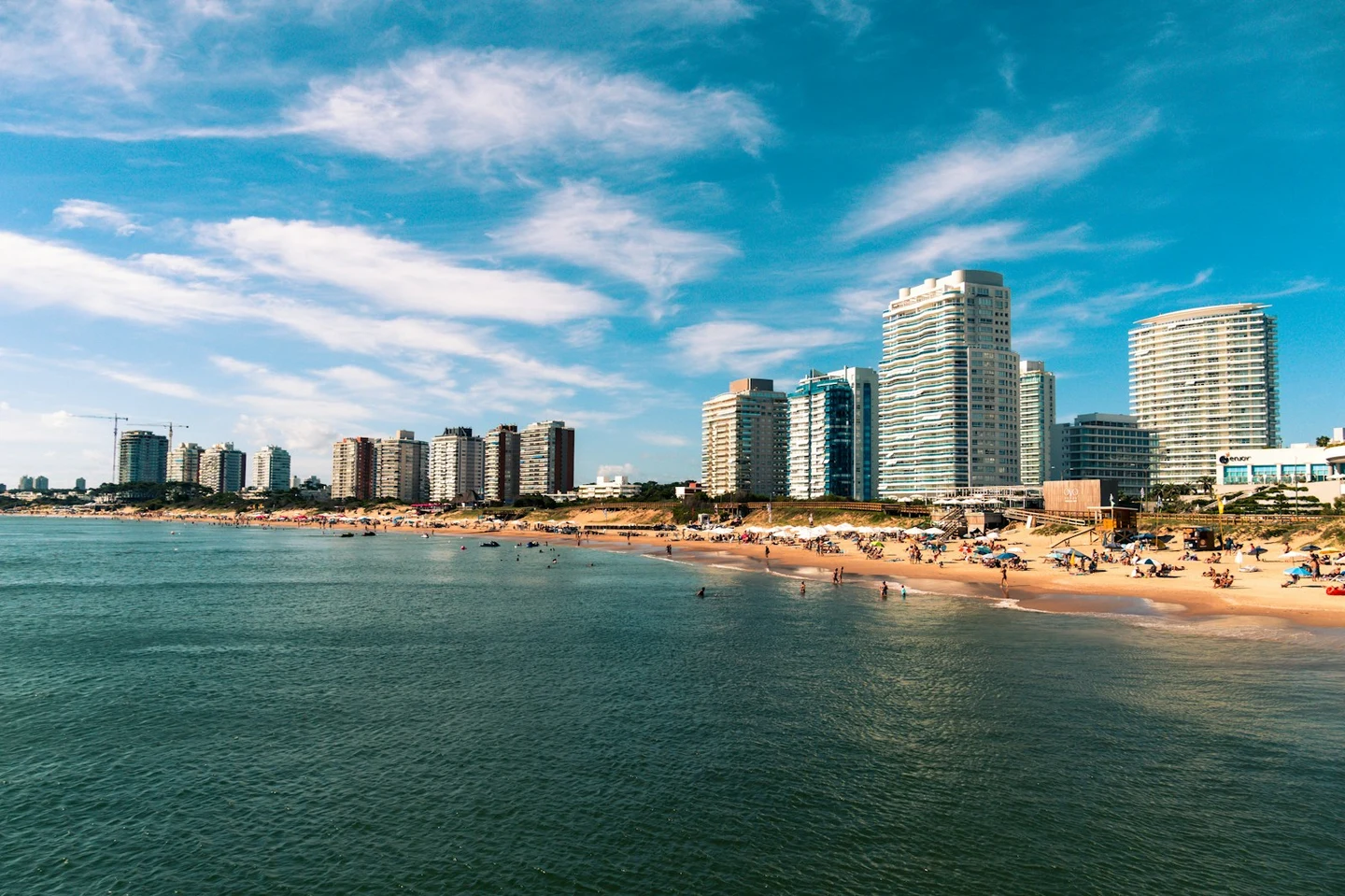 Playa Brava mit der Skyline von Punta del Este