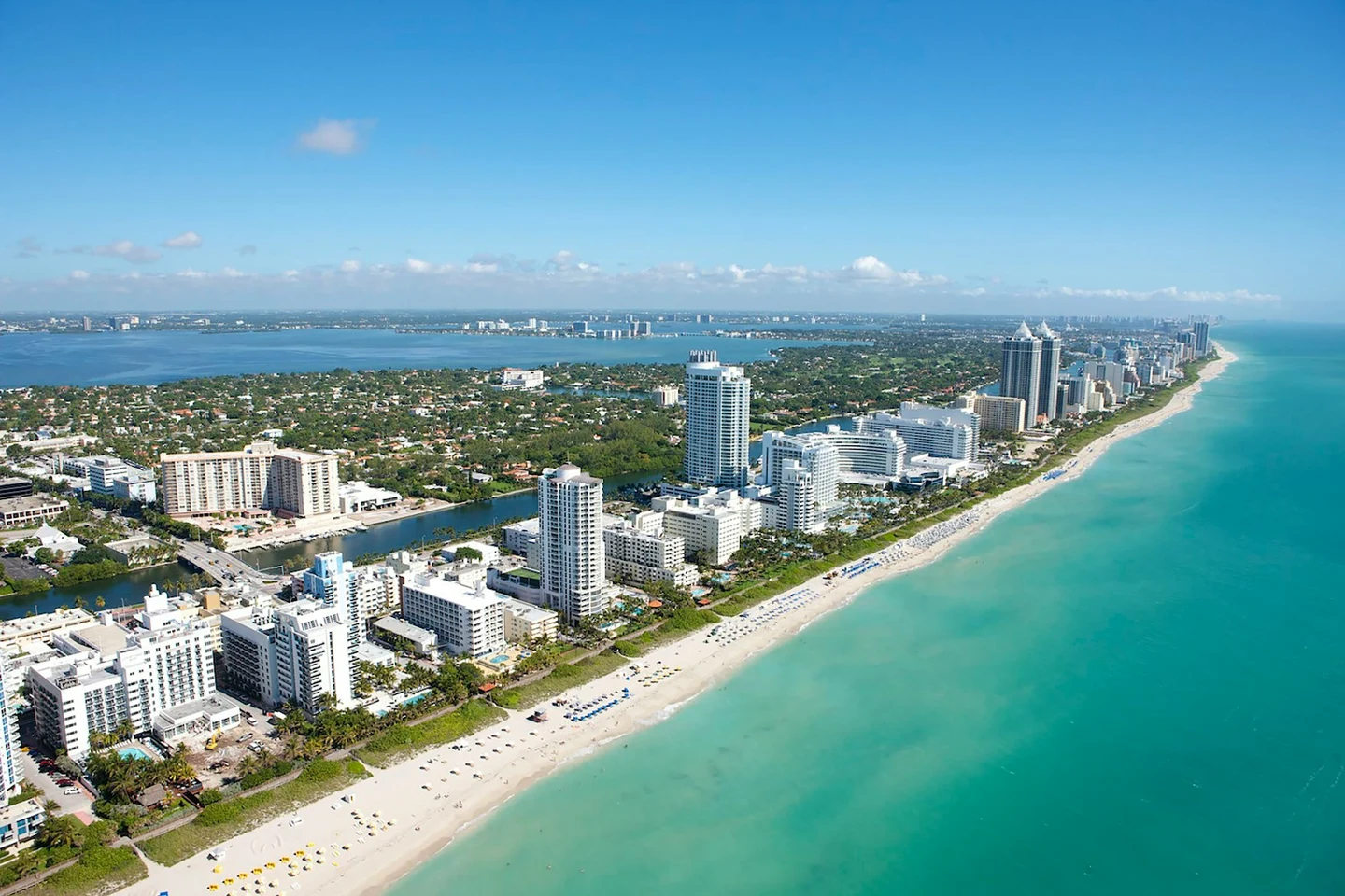 Luftaufnahme von Miami Beach mit Hotels, Strand und türkisfarbenem Wasser
