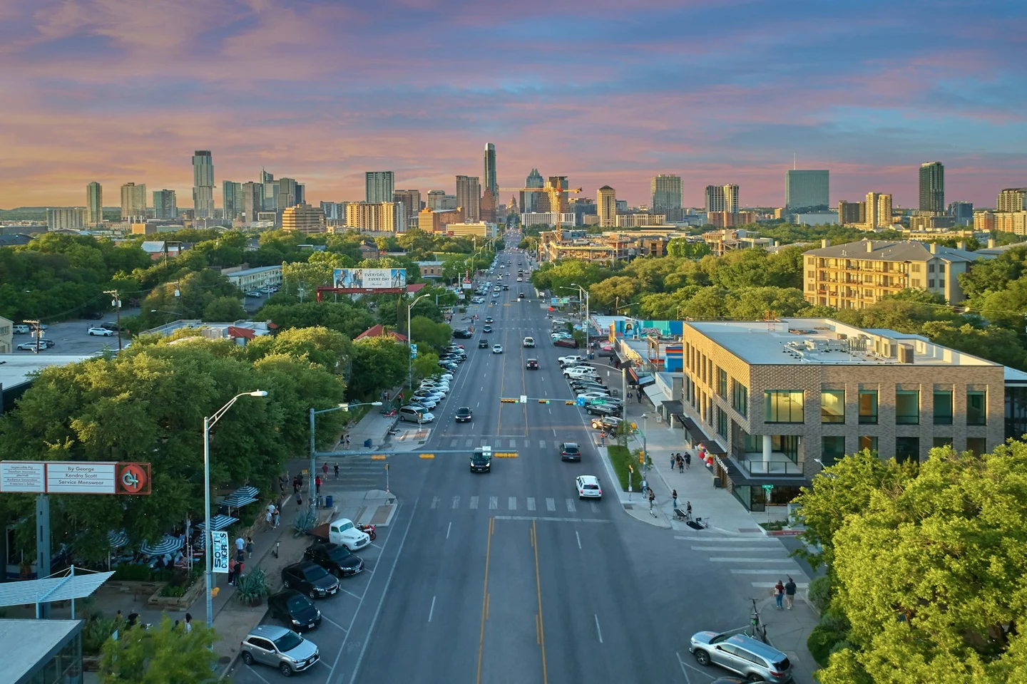 South Congress Avenue in Austin mit Blick auf die Skyline bei Abendlicht