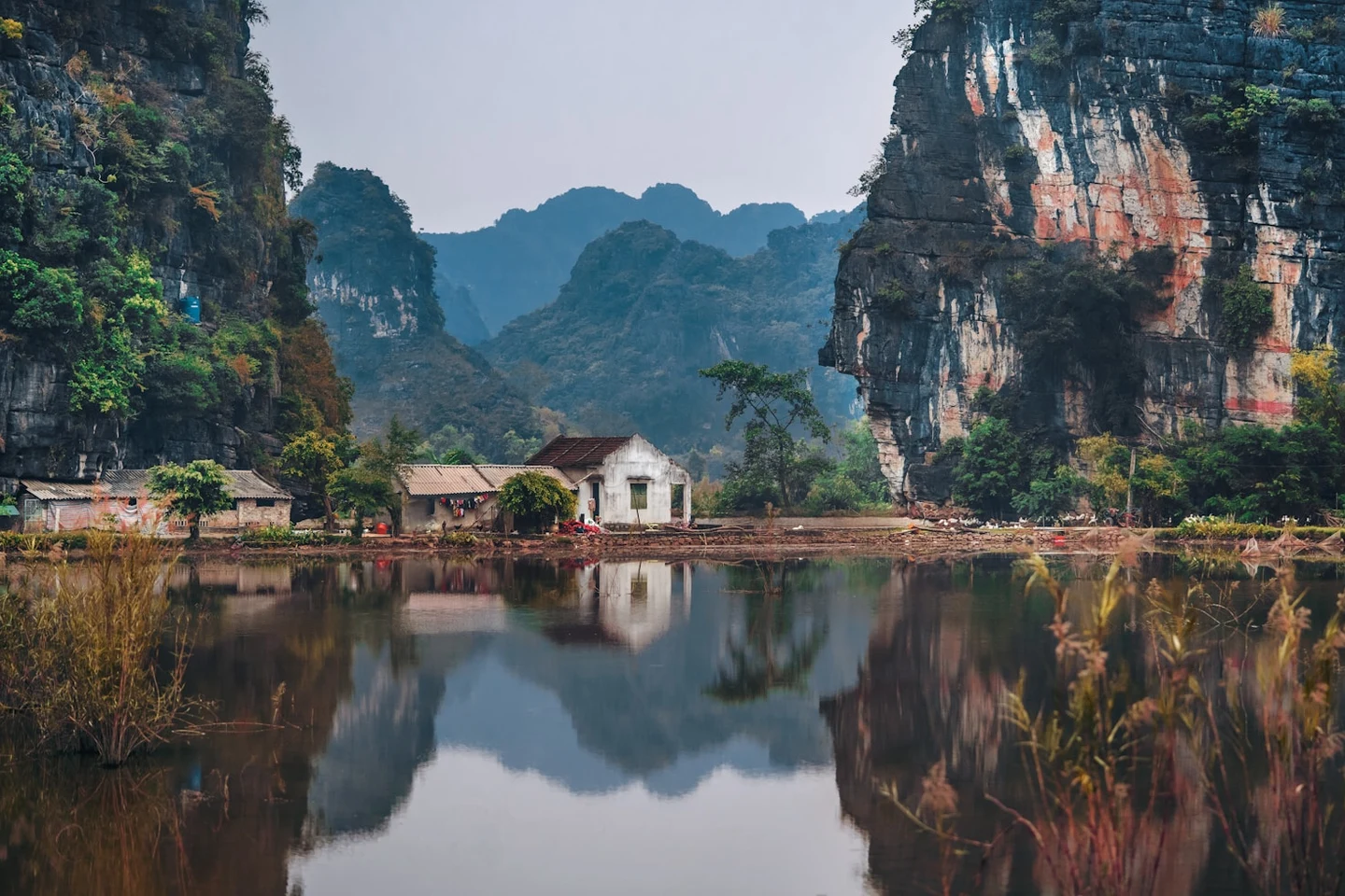 Karsttal bei Ninh Binh mit Gehöft am Wasser